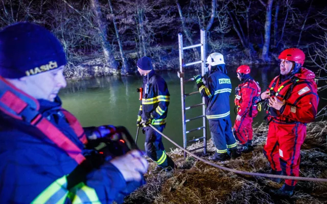 Řidič utopil auto v Labi. V Hořenicích u Jaroměře zasahovali i potápěči