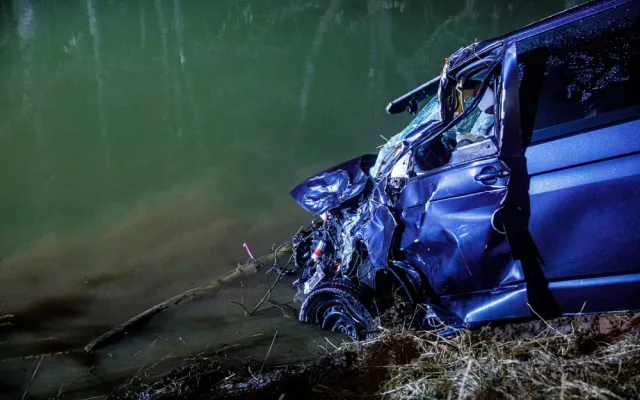 Řidič utopil auto v Labi. V Hořenicích u Jaroměře zasahovali i potápěči