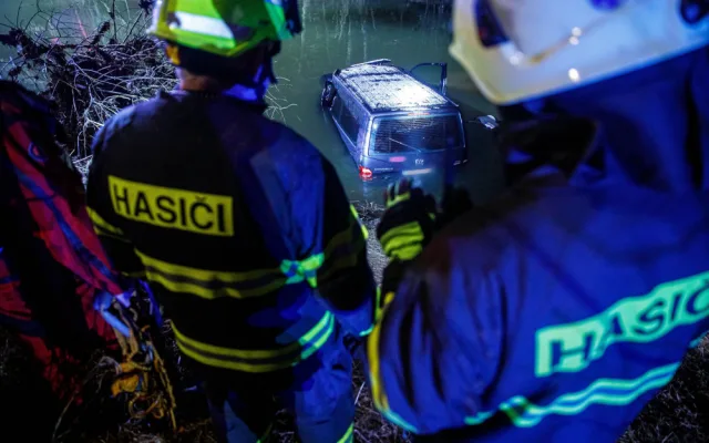 Řidič utopil auto v Labi. V Hořenicích u Jaroměře zasahovali i potápěči