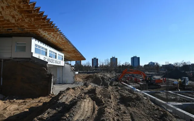 Z ptačí perspektivy dostává stadion v Hradci Králové konkrétní tvary