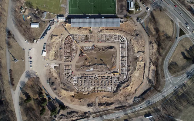 Z ptačí perspektivy dostává stadion v Hradci Králové konkrétní tvary