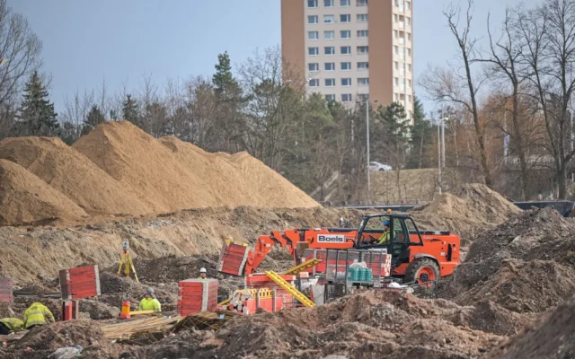 Z ptačí perspektivy dostává stadion v Hradci Králové konkrétní tvary