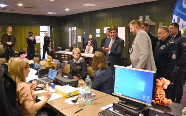 KACPU v Hradci Králové navštívil Vít Rakušan. Centrum už odbavilo přes osm tisíc uprchlíků