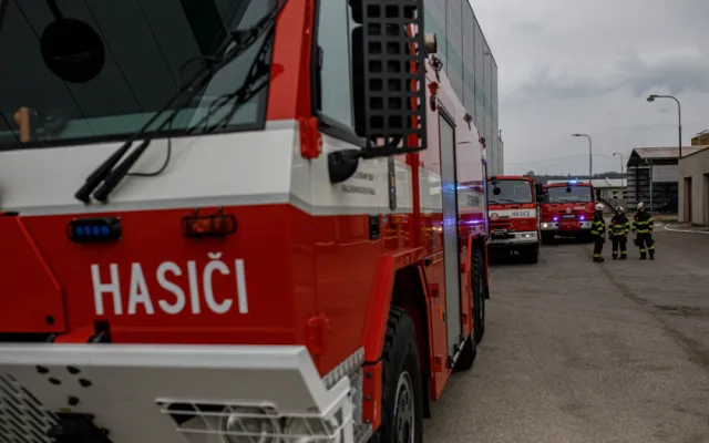 Silo plné řepky v Dobrušce zachvátil požár. Na místě zasahovalo pět jednotek hasičů