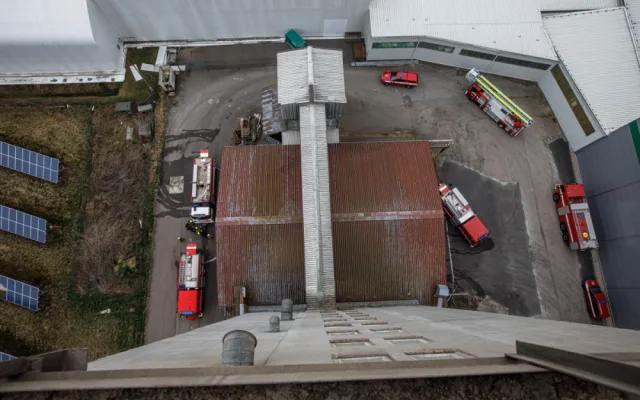Silo plné řepky v Dobrušce zachvátil požár. Na místě zasahovalo pět jednotek hasičů