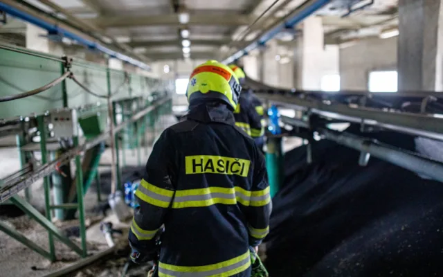 Silo plné řepky v Dobrušce zachvátil požár. Na místě zasahovalo pět jednotek hasičů