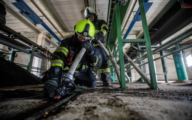 Silo plné řepky v Dobrušce zachvátil požár. Na místě zasahovalo pět jednotek hasičů