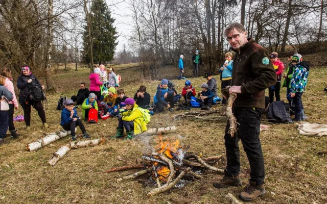 Správci Krkonoš probouzí horské louky. Pomáhají jim žáci místních škol