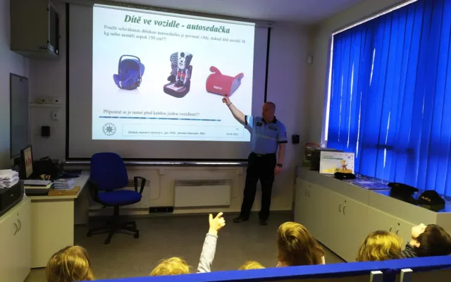 Zebra se za tebe nerozhlédne. Preventivní projekt učí děti jak se chovat v provozu