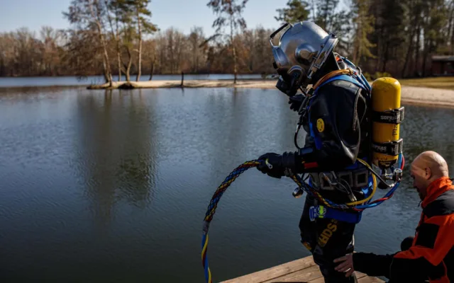 Hasiči u Hradce Králové nacvičovali potápění ve speciálním obleku a s 15 kilovou přilbou na hlavě