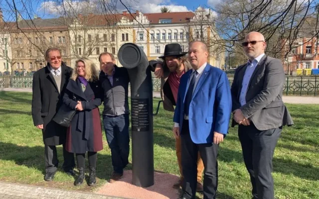 Hradec Králové má svůj Poesiomat. Přehraje R.U.R., hokejové fanoušky i písničkáře Horáka