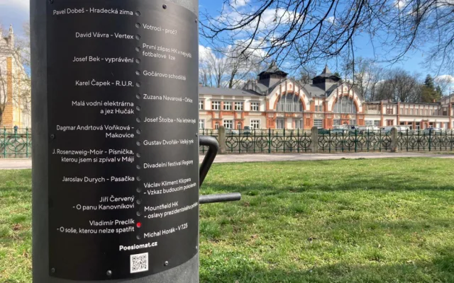 Hradec Králové má svůj Poesiomat. Přehraje R.U.R., hokejové fanoušky i písničkáře Horáka