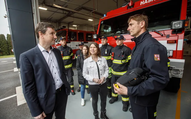 Profesionální hasiči v Jaroměři dostali nový automatizovaný externí defibrilátor