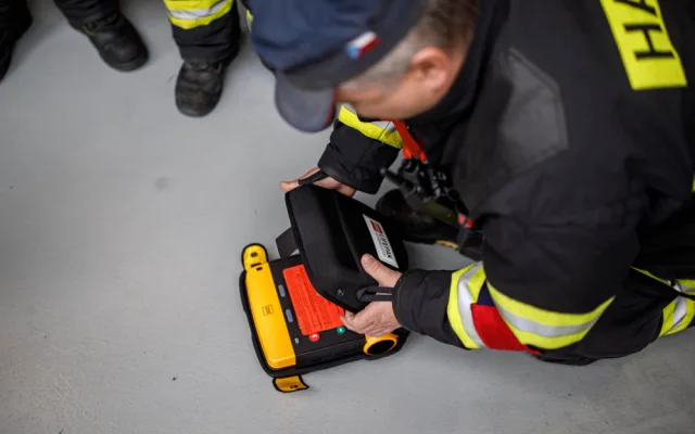 Profesionální hasiči v Jaroměři dostali nový automatizovaný externí defibrilátor