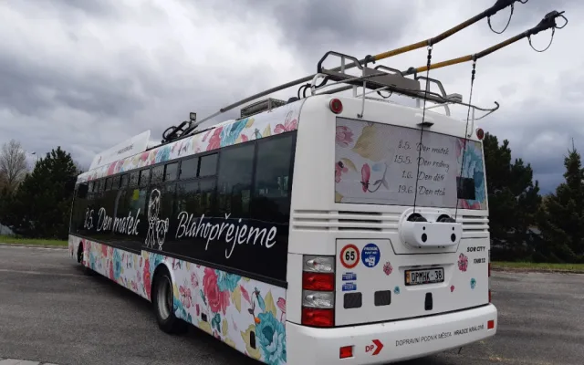 Dopravní podnik v Hradci Králové přeje ženám ke Dni matek