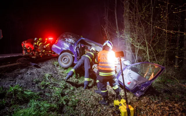 Tragická nehoda omezila dopravu u Dobrušky. Jedna mrtvá, další dvě osoby zraněné