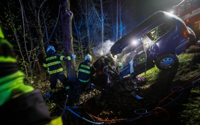 Tragická nehoda omezila dopravu u Dobrušky. Jedna mrtvá, další dvě osoby zraněné