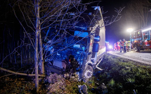 Tragická nehoda omezila dopravu u Dobrušky. Jedna mrtvá, další dvě osoby zraněné