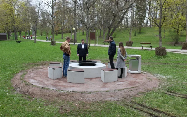 Dvůr Králové nad Labem má v parku nový veřejný gril s ohništěm