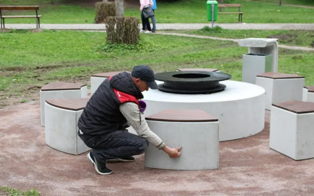 Dvůr Králové nad Labem má v parku nový veřejný gril s ohništěm