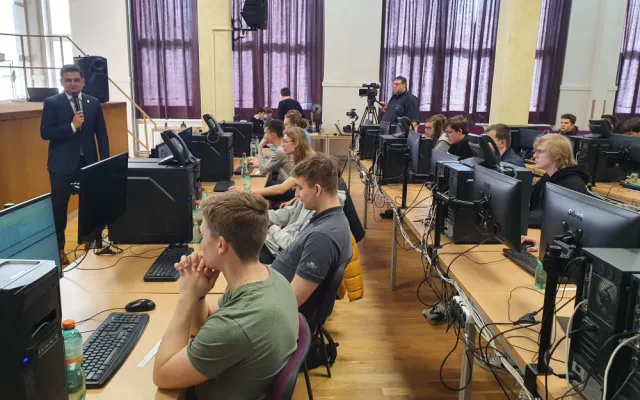 Středoškoláci ubránili jadernou elektrárnu před kybernetickým útokem. Cvičení mělo úspěch