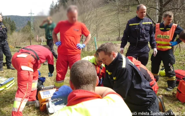 Na Labi pod Špindlerovým Mlýnem se převrhl raft. Jeden z vodáků zemřel