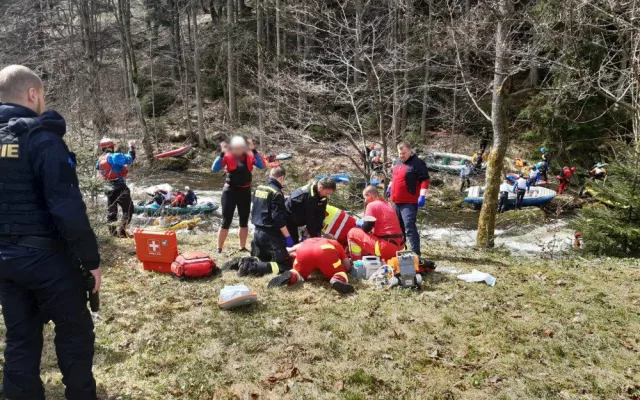 Na Labi pod Špindlerovým Mlýnem se převrhl raft. Jeden z vodáků zemřel