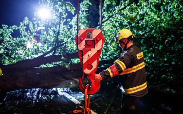 OBRAZEM: Přes noc měli hasiči plné ruce práce. V Dobrušce spad na auto strom