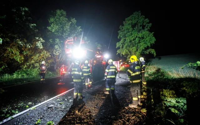 OBRAZEM: Přes noc měli hasiči plné ruce práce. V Dobrušce spad na auto strom