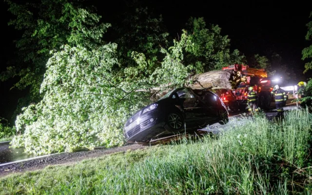 OBRAZEM: Přes noc měli hasiči plné ruce práce. V Dobrušce spad na auto strom
