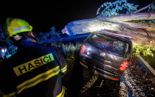 OBRAZEM: Přes noc měli hasiči plné ruce práce. V Dobrušce spad na auto strom