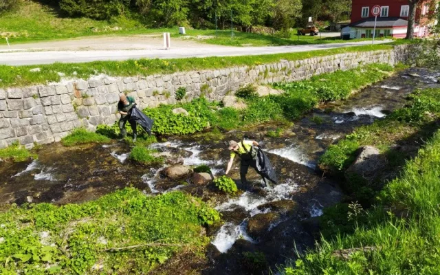 Krkonoše jsou opět o něco čistější. Správci parku nasbírali pět tun odpadků