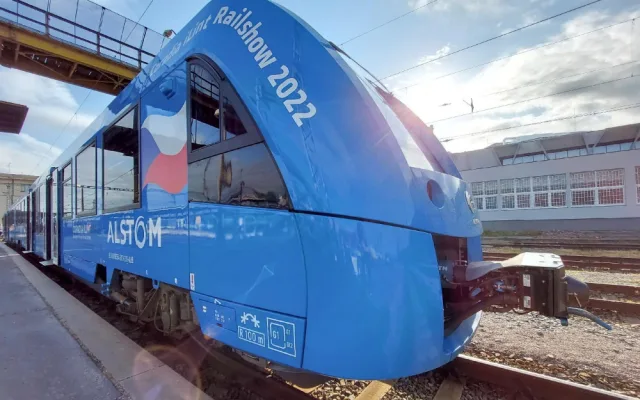 Do hradeckého kraje dorazil první vlak na vodík. S cestujícími projel trasu z Hradce do Jičína