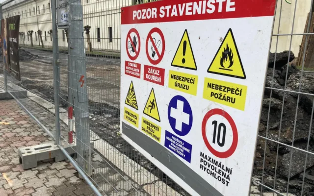 Uzavření křižovatky Fortna výrazné komplikace v dopravě nepřineslo. Na její stavbě město ušetří