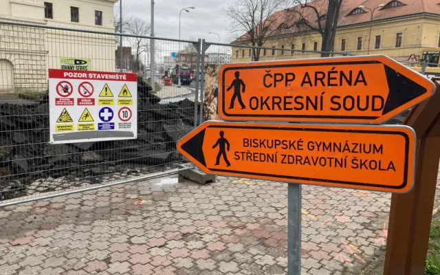 Uzavření křižovatky Fortna výrazné komplikace v dopravě nepřineslo. Na její stavbě město ušetří