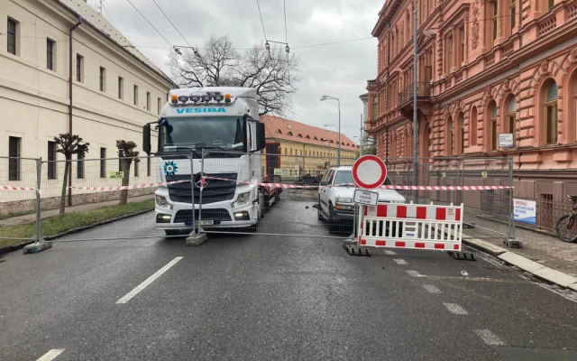 Uzavření křižovatky Fortna výrazné komplikace v dopravě nepřineslo. Na její stavbě město ušetří