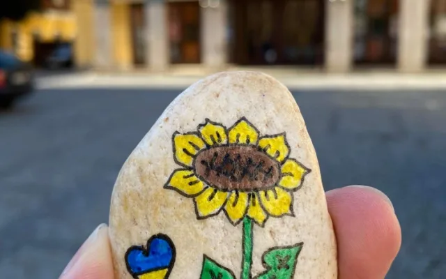 Hradcem putují kamínky na podporu Ukrajiny. Někoho potěší, někoho štvou