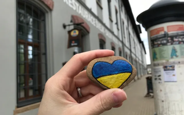 Hradcem putují kamínky na podporu Ukrajiny. Někoho potěší, někoho štvou