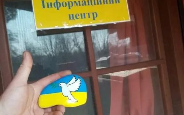 Hradcem putují kamínky na podporu Ukrajiny. Někoho potěší, někoho štvou