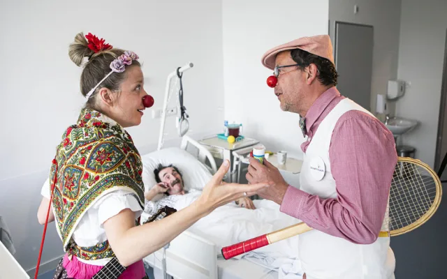 Seniory ve Dvoře Králové navštívilo několik Zdravotních klaunů. Radosti bylo na rozdávání