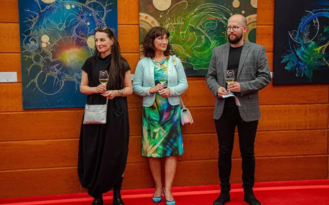 Anny Veverka na zahájení vernisáže. Uprostřed ředitelka Klicperova divadla Eva Mikulková, PR manager Klicperova divadla Martin Sedláček