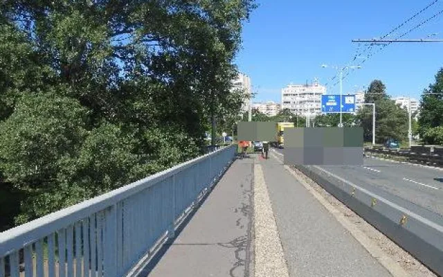 Žena na elektrokoloběžce měla dvě nehody během pěti minut. Srazila dva cyklisty