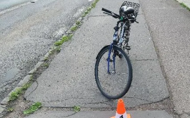 Žena na elektrokoloběžce měla dvě nehody během pěti minut. Srazila dva cyklisty