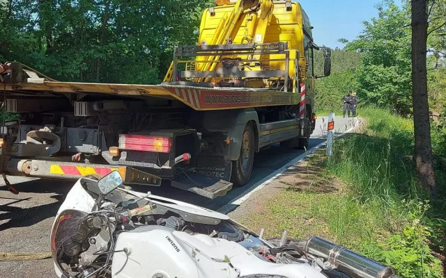 Tragický víkend na silnicích. V hradeckém kraji po nehodách zemřeli dva motorkáři