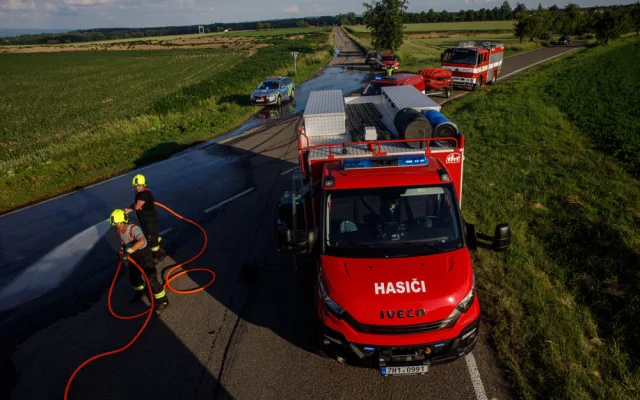 U Dolan na Náchodsku se převrátil postřikovač. Kvůli chemikáliím museli zasahovat hasiči
