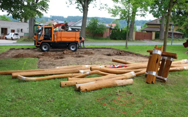 Ve Dvoře Králové se dětem otevře nové hřiště. Součástí bude i malé lanové centrum