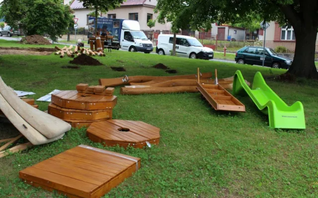 Ve Dvoře Králové se dětem otevře nové hřiště. Součástí bude i malé lanové centrum