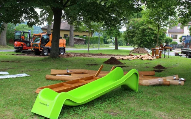 Ve Dvoře Králové se dětem otevře nové hřiště. Součástí bude i malé lanové centrum