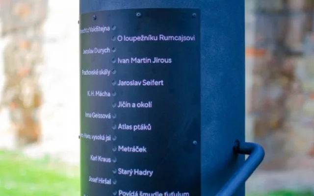 Hradecký kraj má třetí Poesiomat. Stojí v Jičíně nedaleko Valdické brány