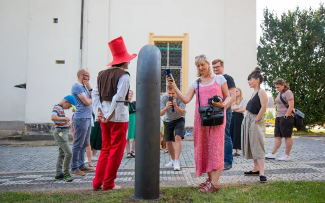 Hradecký kraj má třetí Poesiomat. Stojí v Jičíně nedaleko Valdické brány